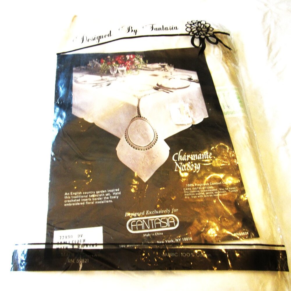 Fantasia 72 x 90 Table Cover and 8 Napkins.  New.